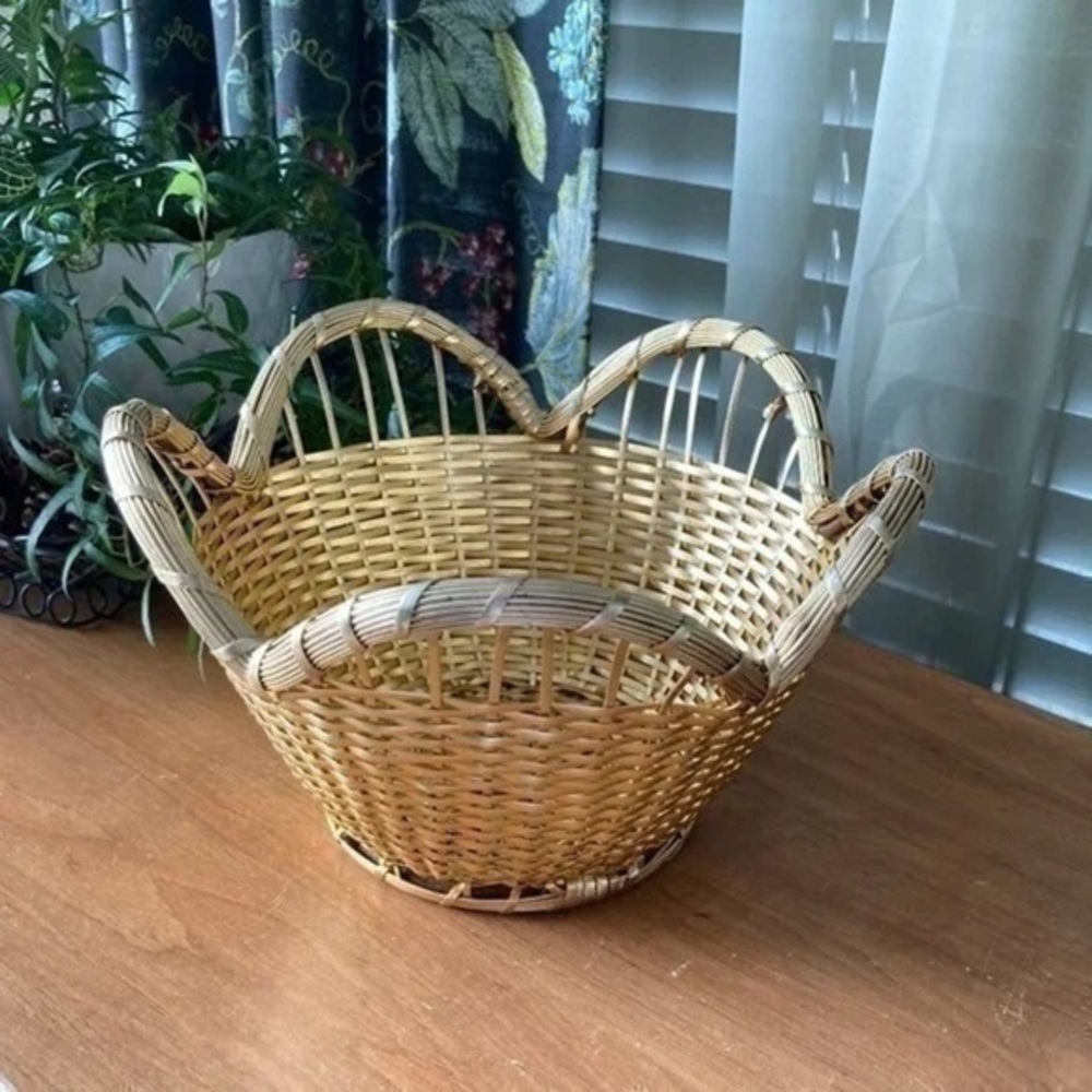 Luxurious Gold Metal Scalloped Basket Décor
